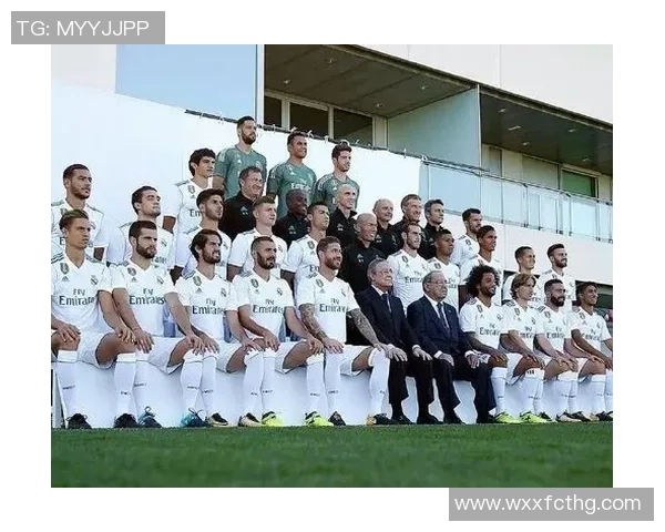 超级球星足球队全家福：明星球员齐聚一堂展现豪华阵容风采