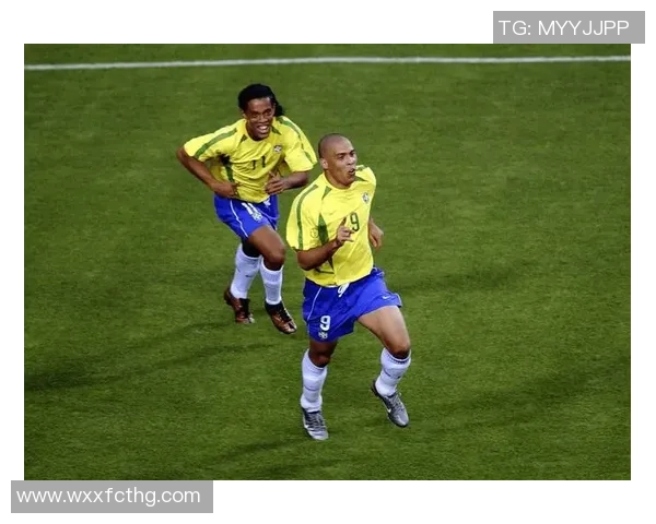 巴萨球星与小儿子共享温馨时光在球场上玩耍尽显父子情深